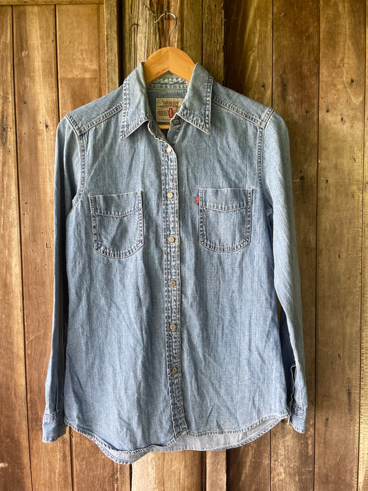 Levi’s denim shirt (S)